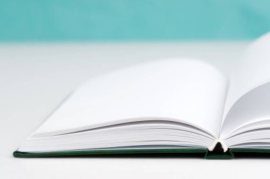 Açık kitap masada. Okula dönüş. Kopya alanı