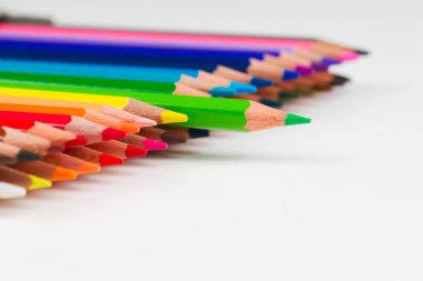 Beyaz kağıt üzerine çok renkli pensils. Okula dönüş.