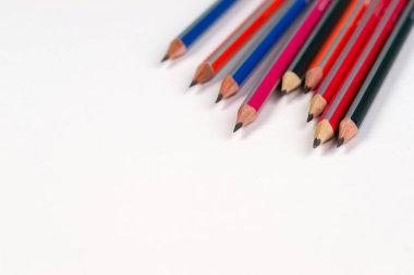 Beyaz kağıt üzerine çok renkli pensils. Okula dönüş.