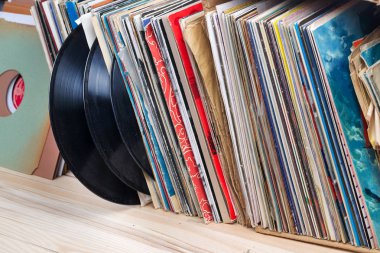 Görüntü eski vinil topluluğu tarz retro ahşap arka plan üzerinde kollu LP kayıt. Kopya alanı