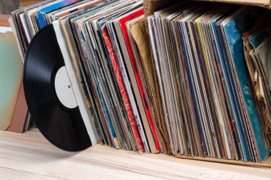 Görüntü eski vinil topluluğu tarz retro ahşap arka plan üzerinde kollu LP kayıt. Kopya alanı