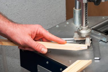 Çerçeve çerçeve dükkanda çalışan usta. Kare açı tutan profesyonel çerçevecisi el. Üstten Görünüm. Kopya alanı