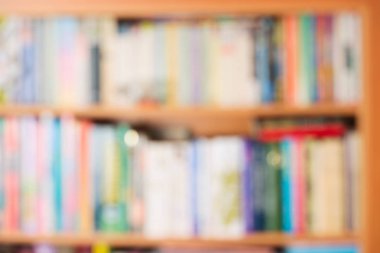 Ahşap masa üzerinde ciltli kitap soyut yığını. Okula dönüş. Kopya alanı