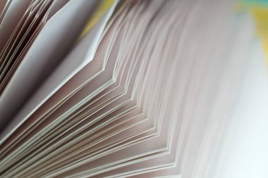 Ahşap masa üzerinde açık bir kitap. Okula dönüş. Kopya alanı