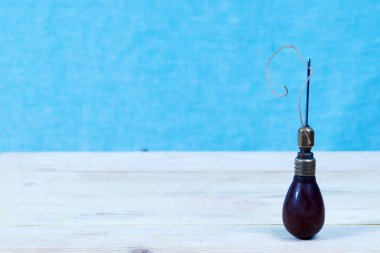 Deri el sanatları araçları ahşap arka plan üzerinde. Deri craftmans çalışma masası. Çalışma tablosu gizle ve çalışma el yapımı araçları parçası