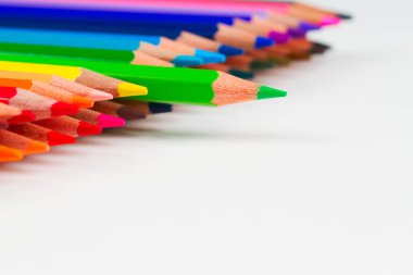 Beyaz kağıt üzerine çok renkli pensils. Okula dönüş.