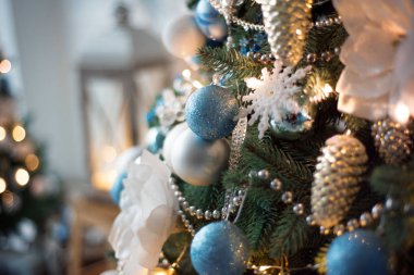 Bulanık, köpüklü ve peri backgro dekore edilmiş Noel ağacına