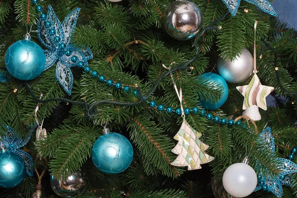 Zauberhaft geschmückter Weihnachtsbaum mit Kugeln, Bändern und Garla — Stockfoto