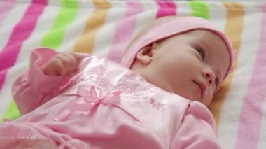 pembe elbiseli bir yaşındaki kız