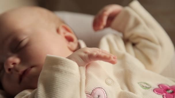 La niña recién nacida durmiendo en la cuna — Vídeos de Stock