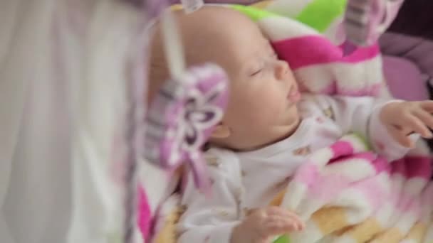 ベビーベッドで寝ている赤ちゃん — ストック動画