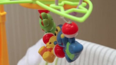 Çocuk yatak üstünde Toys