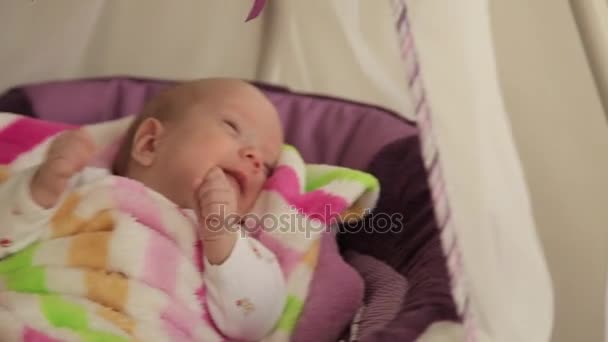 Дитина спить у ліжечку — стокове відео