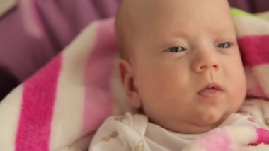 bir beşiğinde sallanan bebek