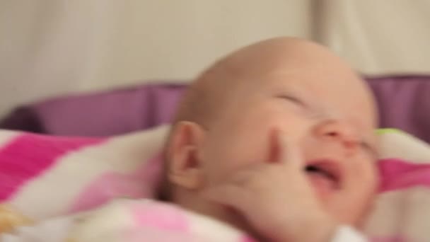 Дитяча гойдалка в колисці — стокове відео