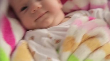 bir beşiğinde sallanan bebek