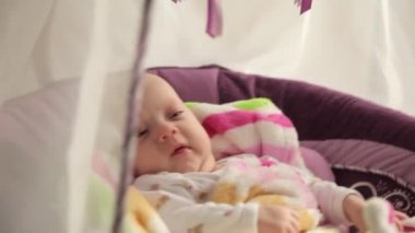 bir beşiğinde sallanan bebek