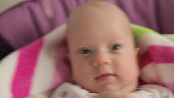 Baby in een wieg schommelen — Stockvideo