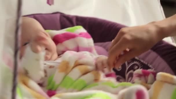 赤ちゃんの揺りかごにロッキング — ストック動画