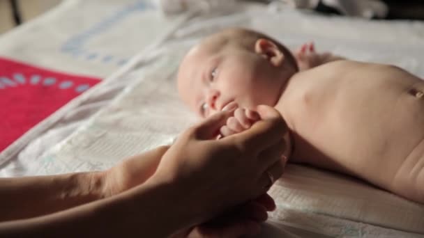 Massagem infantil em casa — Vídeo de Stock