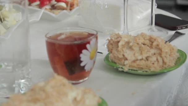 Пакетик чая в чашке и торте — стоковое видео
