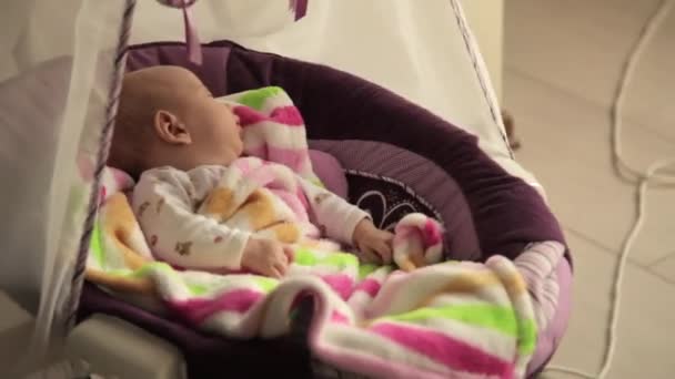 Малыш спит в кроватке — стоковое видео