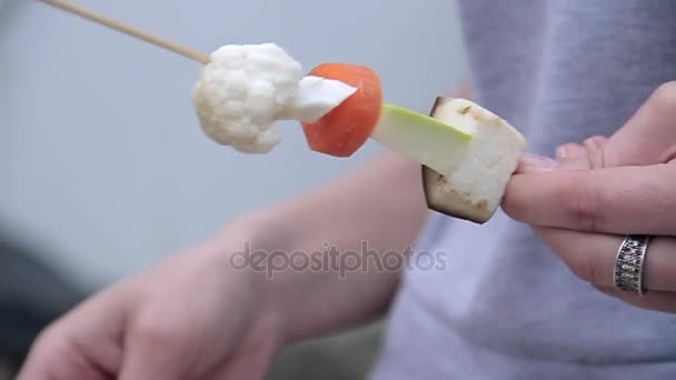 Warzywa na szaszłyki — Wideo stockowe
