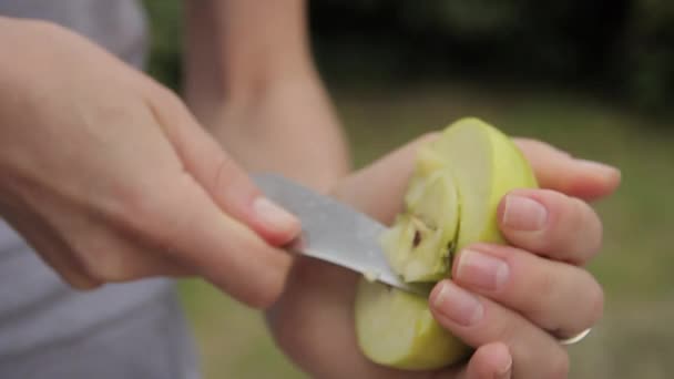 La chica cortó el núcleo de la manzana — Vídeos de Stock