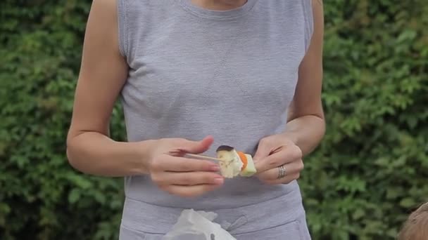 Овощи на шампуре — стоковое видео