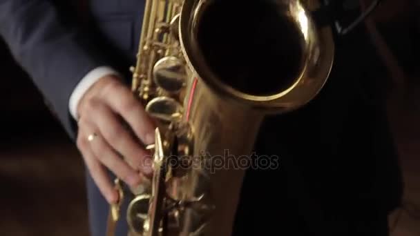 Um jovem saxofonista — Vídeo de Stock