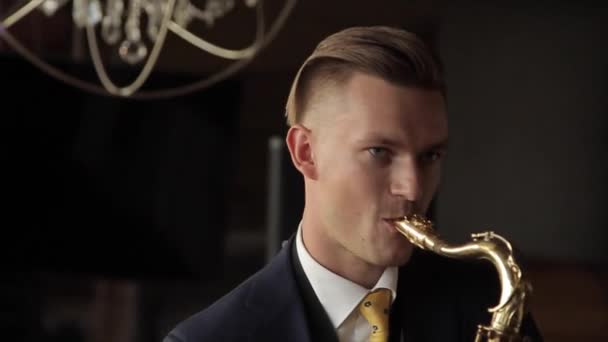 A young saxophonist — Stock Video