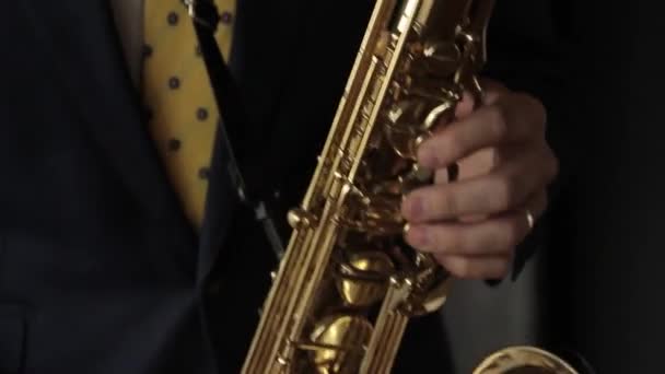 Een jonge saxofonist — Stockvideo