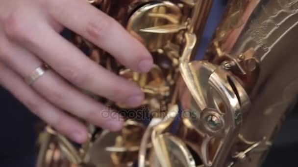 Młody saksofonista — Wideo stockowe