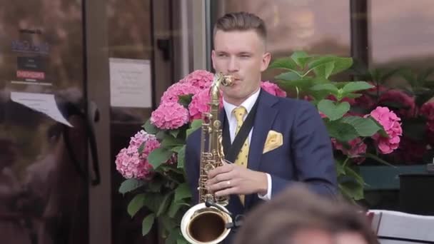 Um jovem saxofonista — Vídeo de Stock