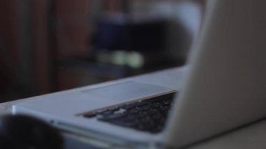 Laptop ile evde çalışan adam