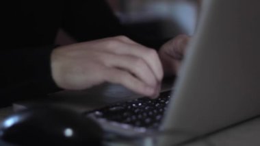 Laptop ile evde çalışan adam