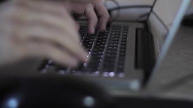 Laptop ile evde çalışan adam
