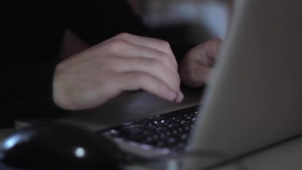 Чоловік працює з ноутбуком вдома — стокове відео