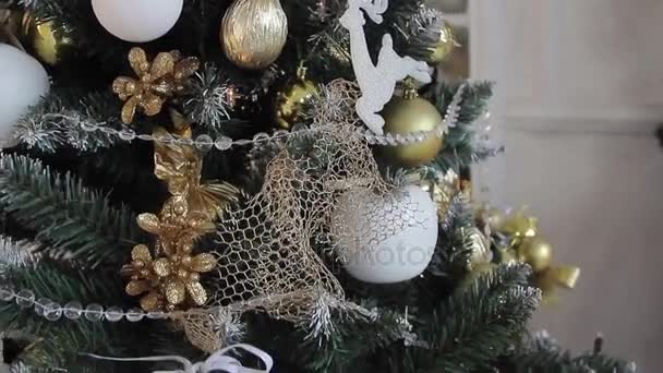 Juguetes en un árbol de Navidad — Vídeo de stock