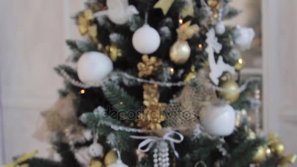 Spielzeug am Weihnachtsbaum — Stockvideo