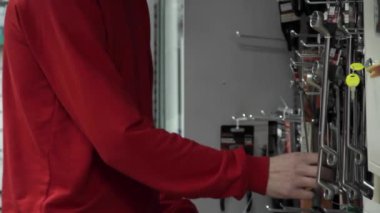 Bir adam bir inşaat dükkanda