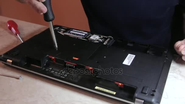 Assemblaggio laptop a casa — Video Stock