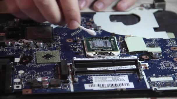 Reinigung des Motherboard-Notebooks — Stockvideo