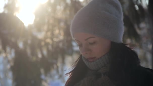 Flickan skriver Sms i vinterstaden — Stockvideo