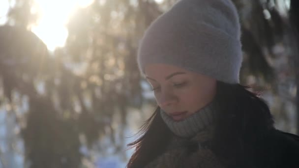 Girl writes SMS in the winter city — Stock Video