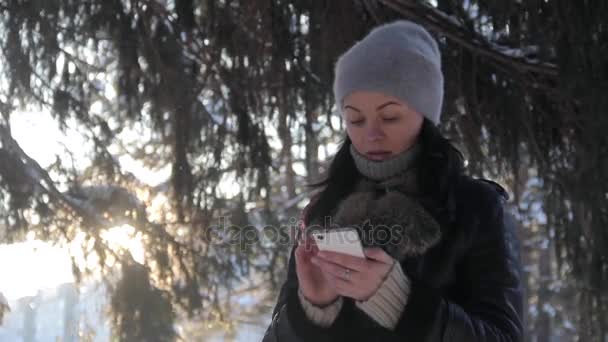 Chica perdida en el bosque — Vídeos de Stock