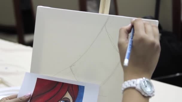 Ragazza disegna un disegno di una matita — Video Stock