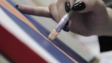 Sanatçı darbeleri tuval üzerinde yapar.