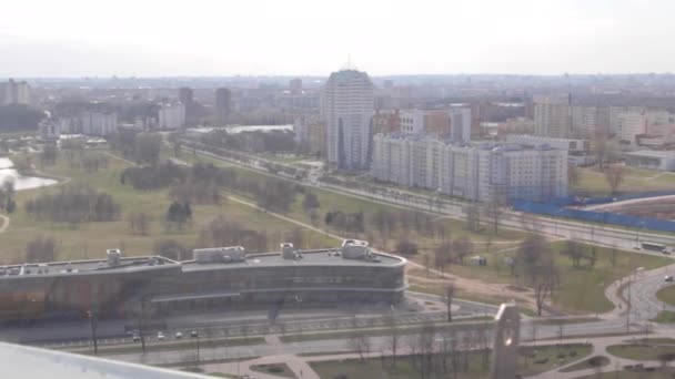 Panorama de la ciudad desde la azotea del edificio — Vídeo de stock