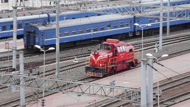 Locomotora ferroviaria se mueve sobre raíles — Vídeos de Stock